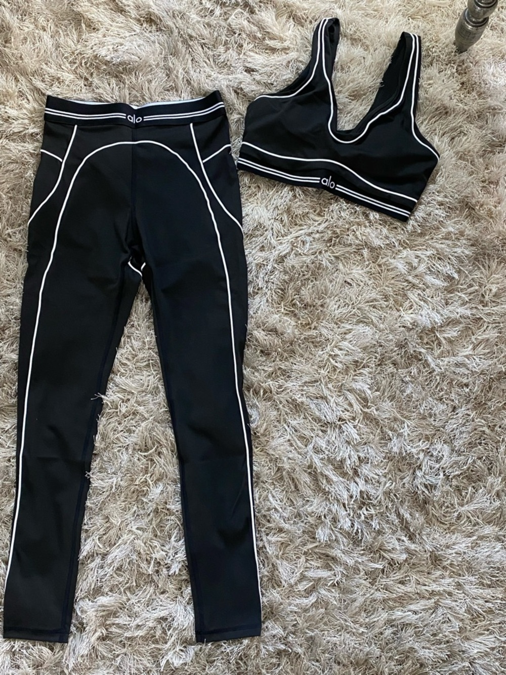 Alo Airbrush Heart Throb Set in Black